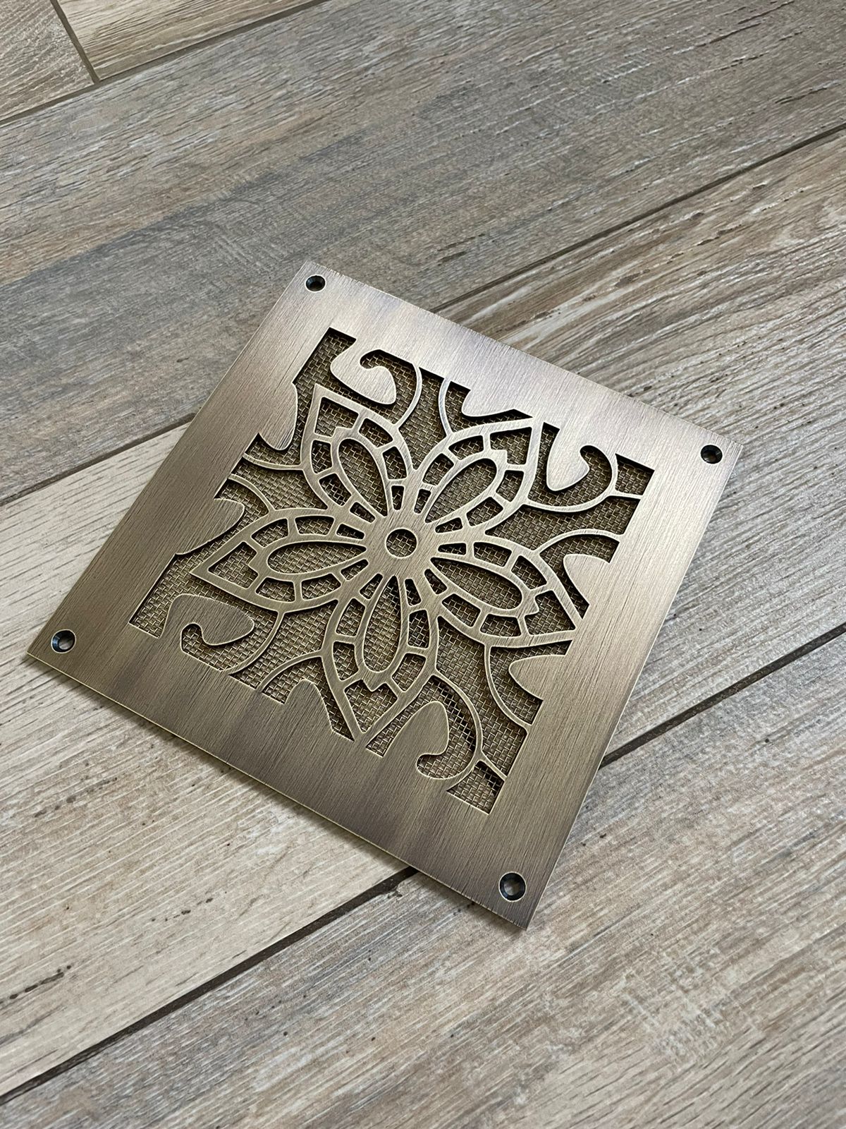 Латунная вентиляционная решётка с патиной ЛР17 150х150